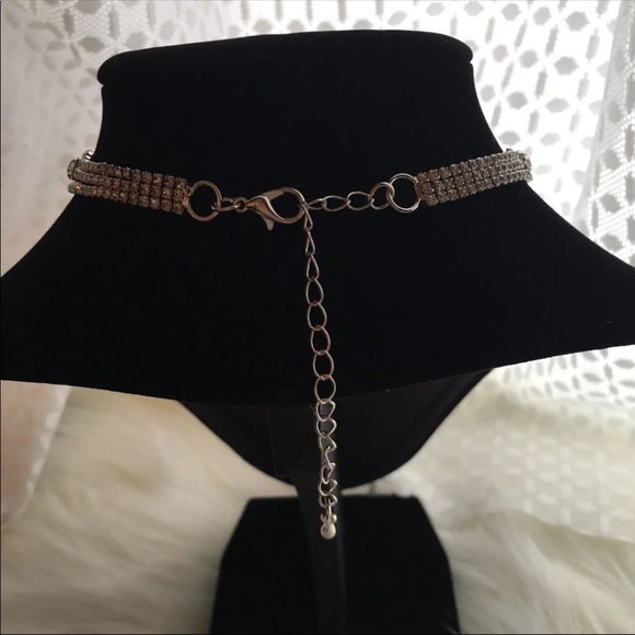 SOLD OUT 💕2 for $35💕Floral Elegant Choker - Picture 4 of 8